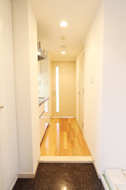 プラウドフラット三軒茶屋の玄関|明るい玄関です