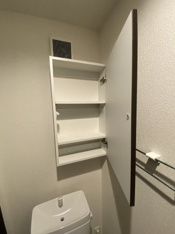 落ち着いた色調のトイレです