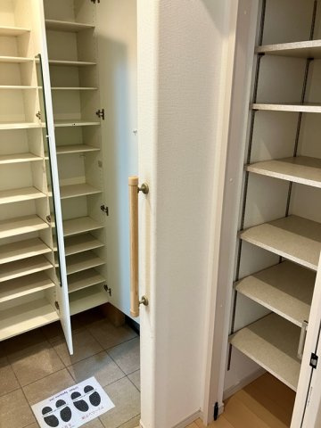 岡本戸建のロビー|清潔なロビーです