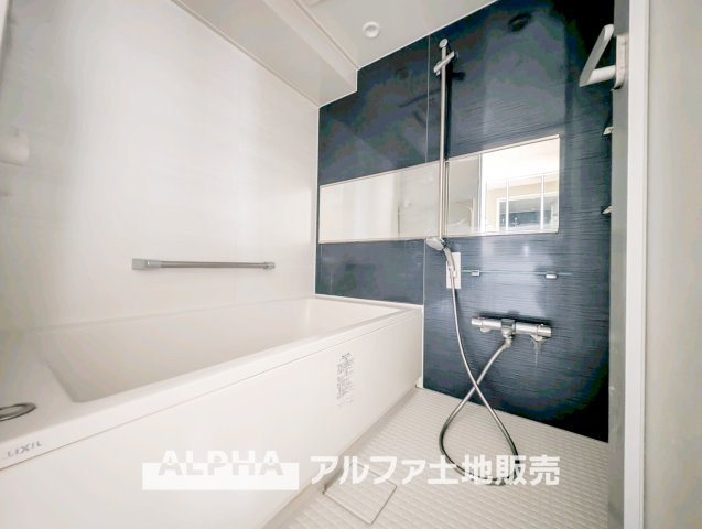 ローズマンションの浴室|【Bath room】
◆バスルーム◆一日の疲れをゆっくり癒せる落ち着いたバスルーム。浴室乾燥機付きで天候を気にせず洗濯でき、毎日の暮らしにも便利な空間です。