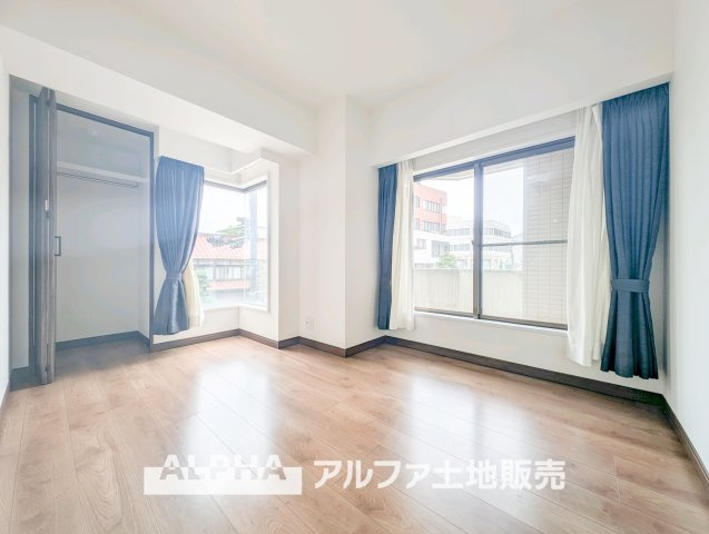 ローズマンションの洋室|【comfort room】
◆落ち着きのある室内◆寝室としても子ども部屋としても使いやすく、暮らしの変化にも対応できる空間。日々の時間を穏やかに過ごせます。