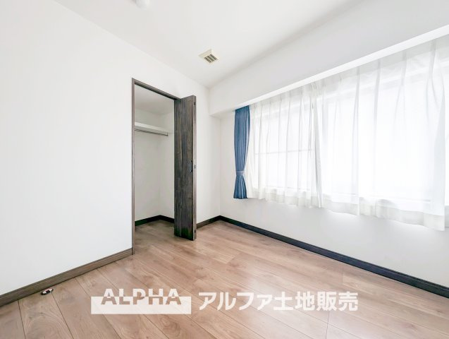 ローズマンションの収納|【multi room】
◆多用途に使える一室◆収納やワークスペースとしても活用できる洋室。家族構成やライフスタイルに合わせて柔軟に使える空間です。