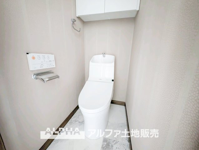 ローズマンションのトイレ|【Warm water flush toilet】
◆温水洗浄便座付きトイレ◆お掃除も楽々。快適に過ごすためには今や欠かせない設備の一つです。壁掛けリモコンで使いやすくいつでも清潔に保てます。