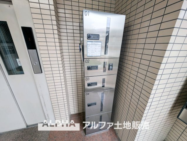 ローズマンションのその他共用部分|【Delivery Box】
◆宅配ボックス◆通販を利用するのがスタンダードな昨今、生活には欠かせない装備のひとつとなりました。
