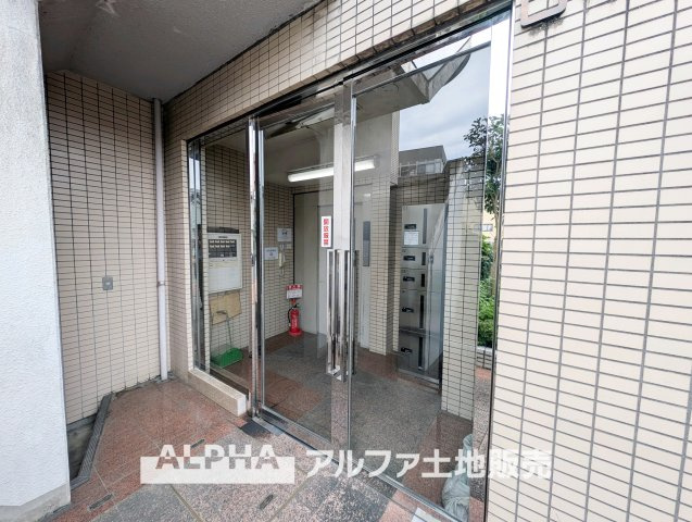 ローズマンションのエントランス|【lobby】
◆ロビー◆共用部は管理の行き届いた綺麗なスペース。いつも明るく家族を、来客を出迎えてくれる大切な場所です。