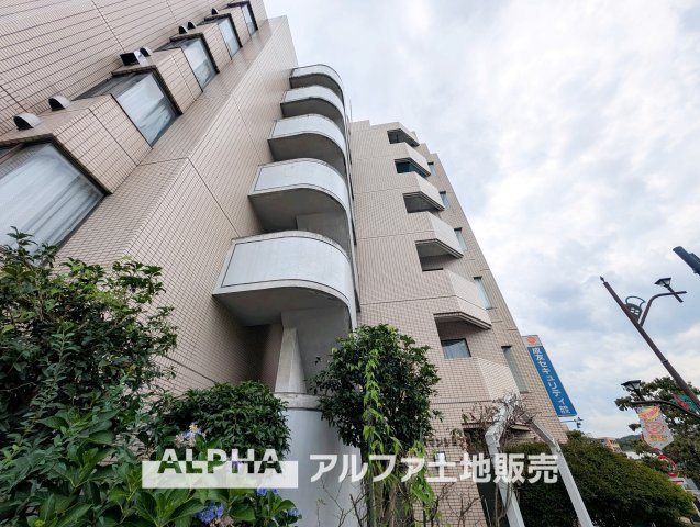 ローズマンションの外観|【Life Balance】◆整う暮らしの場所◆
日常とくつろぎの時間が自然に調和する住まい。過ごすほどに、暮らしの心地よさが広がっていく。