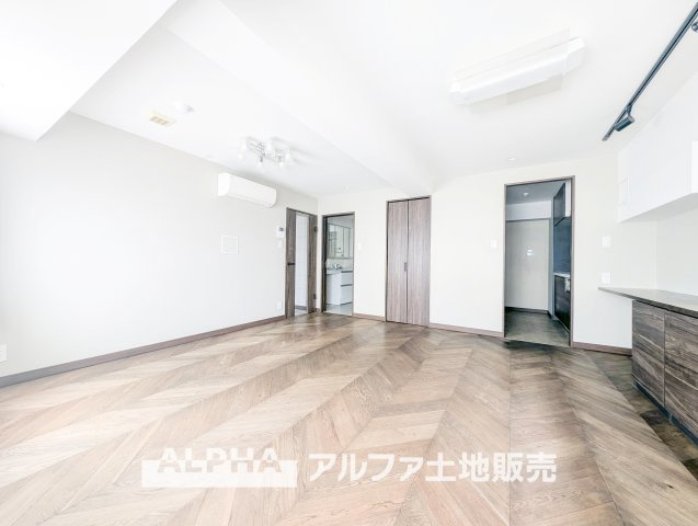 ローズマンションの居間・リビング|【Flexible Space】
◆暮らしに寄り添う◆
食事や団らん、テレワークやお子様の勉強スペースなど、多彩な用途に対応するリビング。ライフスタイルに合わせて活用できます。