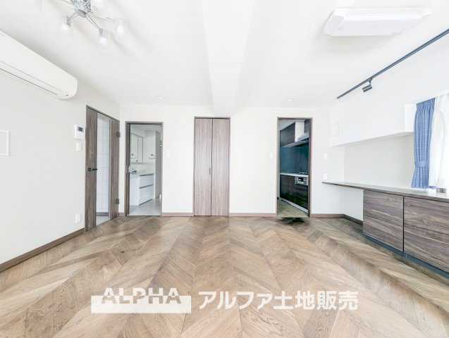 ローズマンションの居間・リビング|【Weekend Living】
◆休日も心地よく◆
家族で映画を楽しんだり、ゆっくりコーヒーを味わったり。何気ない休日の時間を豊かにしてくれるリビングです。