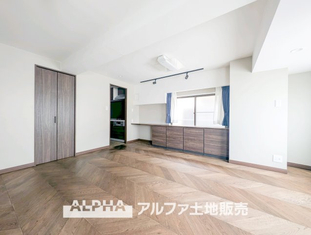 ローズマンションの居間・リビング|【Family Living】
◆家族が集うリビング◆
食事のあとも自然と会話が弾み、テレビを囲んでくつろぐ時間を楽しめるリビング。家族が顔を合わせる機会を自然と育む空間です。