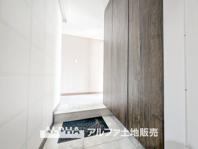 ローズマンションの玄関|【Welcome Space】
◆玄関◆帰宅時にほっとできる、穏やかな空気感の玄関。整った空間が日々の切り替えを自然にサポートし、来客時にも好印象を与えます。