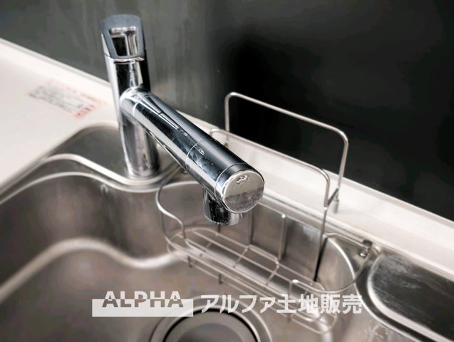 ローズマンションのキッチン|【Water cleaner】
◆浄水器◆蛇口から流れ出すお水はクリーンでいつも楽しめます。また浄水器内臓シャワー混合栓なので場所取らずのスッキリとしたスタイルです。