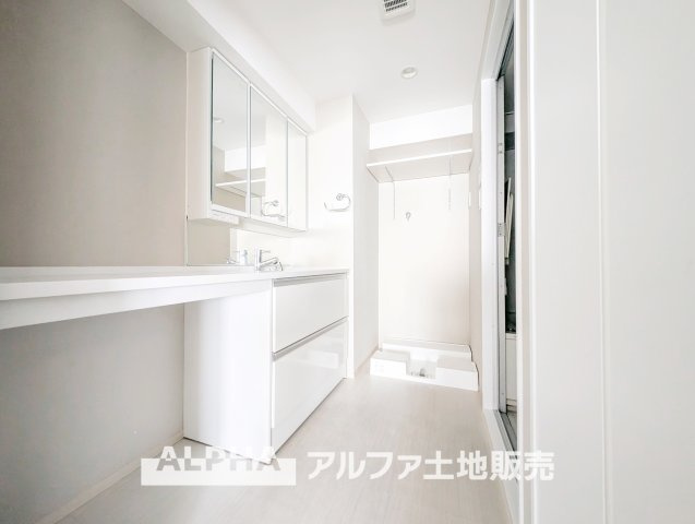 ローズマンションの独立洗面台|【Powder room】
◆独立洗面台◆身支度がはかどる独立洗面台を採用。鏡まわりや下部収納を活用することで、日用品を整理しやすく清潔感のある空間を保てます。