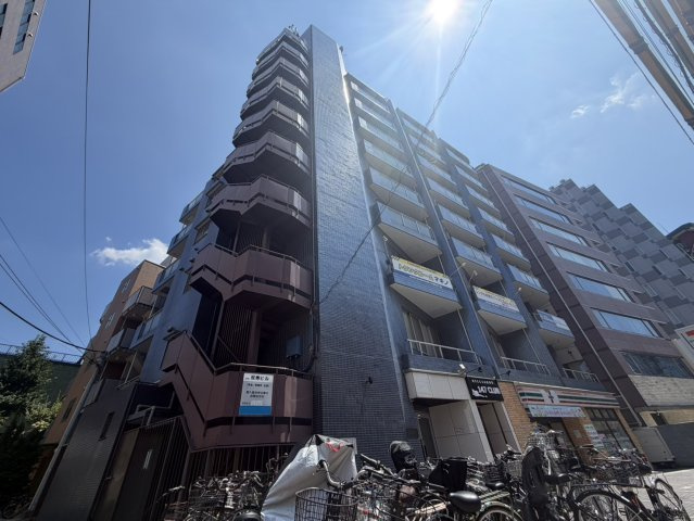 双秀ビルの外観|洗練されたデザインと存在感を兼ね備えたレジデンス。整然としたバルコニーや共用部からは管理状態の良さもうかがえます。1階にはコンビニがあり、毎日の暮らしを快適にサポートします。