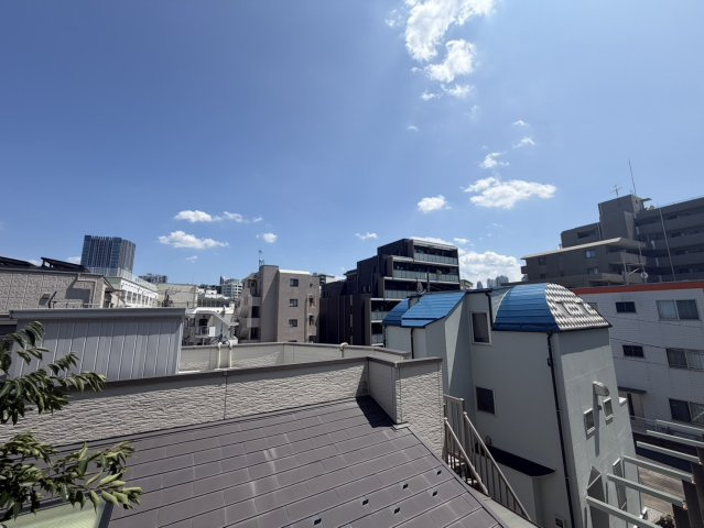 双秀ビルの展望|空を身近に感じる広々ルーフバルコニー。

開放感ある眺望と心地よい陽光に包まれ、休日のリラックスタイムやガーデニングなど、多彩な楽しみ方が広がります。