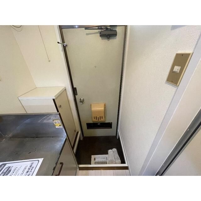 横浜市金沢区釜利谷東８丁目のアパートの玄関