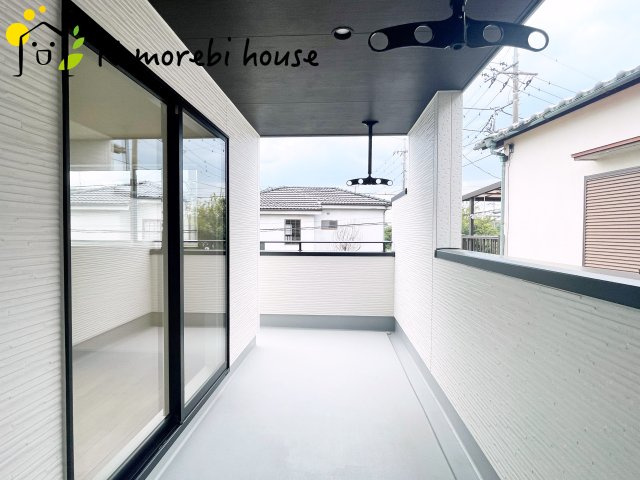 さいたま市見沼区大谷　新築一戸建て　ブルーミングガーデン　02のバルコニー|広々としたバルコニーです