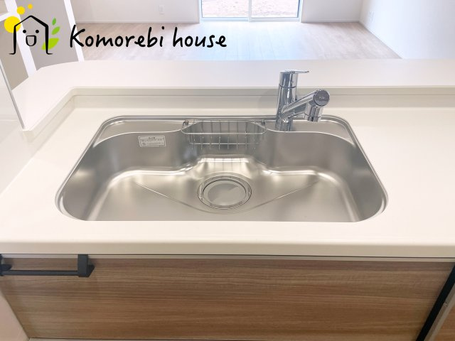 さいたま市見沼区大谷　新築一戸建て　ブルーミングガーデン　02のキッチン|お料理しやすいキッチンです