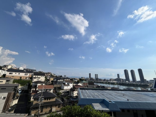 ホワイトパレス香住ヶ丘Aの展望|南向き陽当たり、通風ともに良好なので洗濯物がよく乾きそうです！
