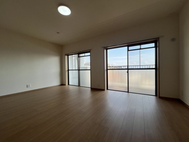 ホワイトパレス香住ヶ丘Aの居間・リビング|大きな窓から光が差し込む、ゆったりとくつろげる心地よいリビング☆