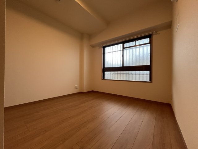 ホワイトパレス香住ヶ丘Aの洋室|南向き陽当たり良好なので日中は照明に頼らず快適にお過ごしいただけます☆