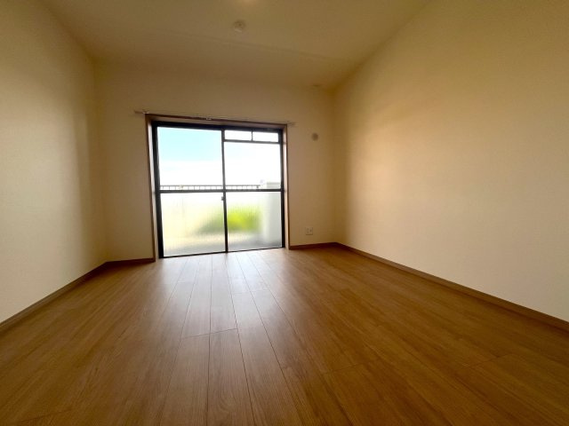 ホワイトパレス香住ヶ丘Aの洋室|全居室フローリング＆収納付き♪
「収納の余裕は心の余裕」というお家探しの格言もあるんですよ！
