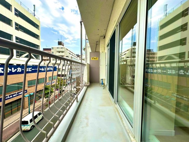 パール綱島マンションのバルコニー|室内とのつながりを意識した設計で、空間全体に広がりを感じられます。