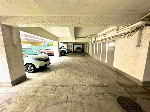 パール綱島マンションの駐車場|雨の日のお出かけや送迎にも便利な住環境です。
