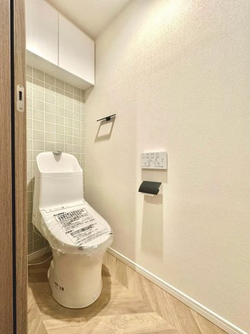 パール綱島マンションのトイレ|シンプルで上品な内装が、住まい全体の印象を損なわない落ち着いた空間を演出します。