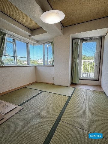 こちらの部屋からもバルコニーへ出られます◎