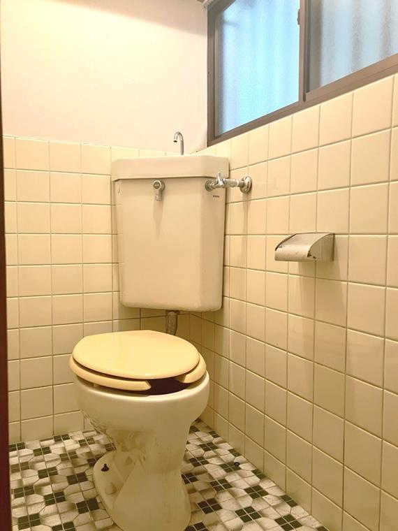 武蔵台戸建のトイレ|落ち着いた色調のトイレです
