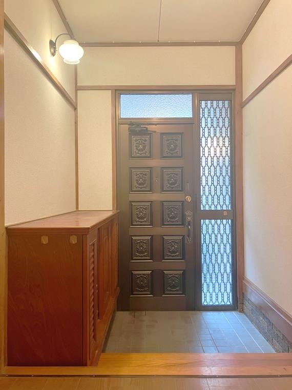 武蔵台戸建の玄関|落ち着いた玄関です