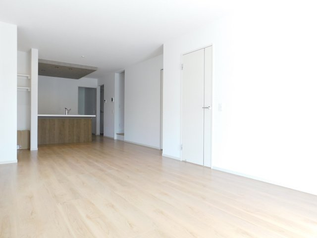 名古屋市港区港北町３丁目の新築一戸建の居間・リビング|◇リビング◇　　南面で明るく広いリビング２０．６帖　家族のコミュニケーションの機会が増えるリビング階段♪