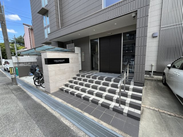 グランエイト甲子園戸崎のエントランス