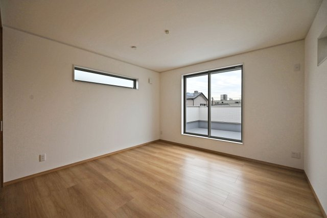 エムズガーデン西難波町2丁目建築条件付き売土地のその他|-同社施工例-
横スリットの高窓を採用。 広さは約8.5帖でクイーンベットの配置も可能です。