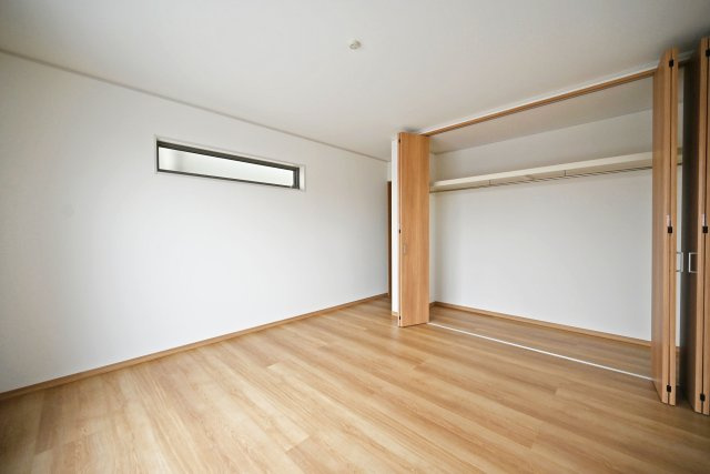 エムズガーデン西難波町2丁目建築条件付き売土地のその他|-同社施工例-
収納庫内には枕棚とハンガーレールを配置しています。