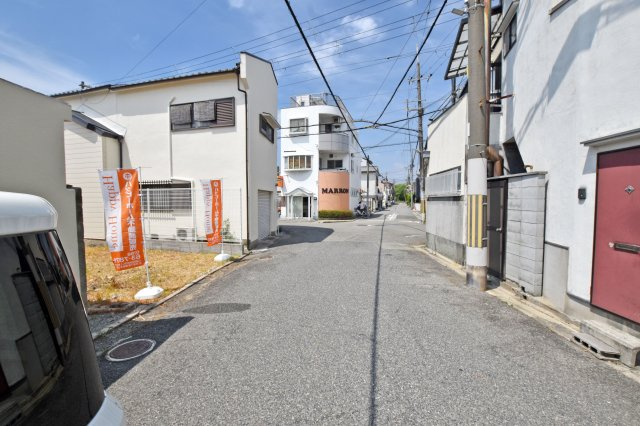 エムズガーデン西難波町2丁目建築条件付き売土地の前面道路含む現地写真|前面道路、北側6.1ｍ公道です。