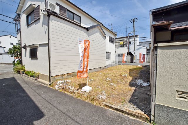 エムズガーデン西難波町2丁目建築条件付き売土地の前面道路含む現地写真|南側から見た現地の様子です。陽当たりや敷地の広さを現地でご確認いただき、完成後の住まいをイメージしてみてください。