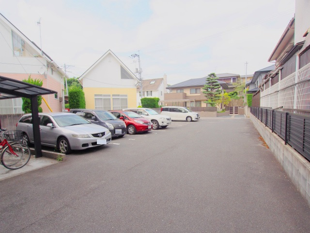ラディアンス山本の駐車場