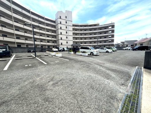 エスポアール岩根の駐車場