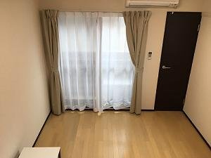 レオネクストオーキッド東部の居間・リビング|白とダークブラウンを基調としたお部屋になります☆