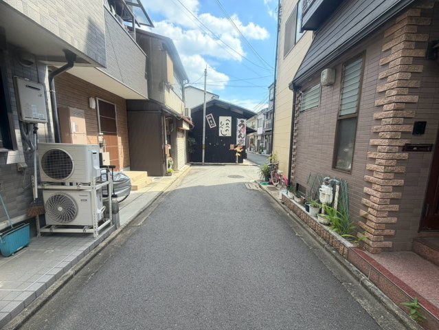 聚楽廻松下町の前面道路含む現地写真