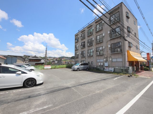 小瀬マンションの駐車場
