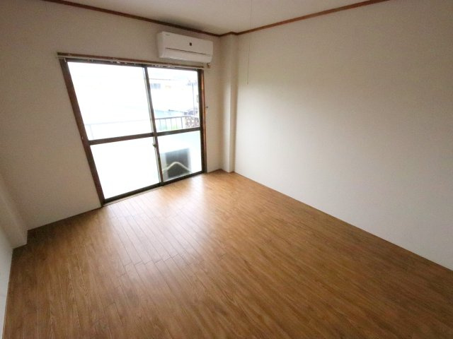 小瀬マンションの洋室