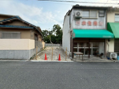【前面道路含む現地写真】 | 尾井町２丁目　売土地 | 前面道路幅約６ｍです　広々道路で運転もしやすいですね