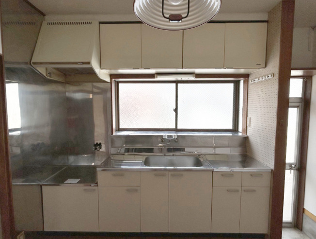 渡辺戸建【キャッシュバック対象物件】のキッチン|コンパクトなキッチンで掃除もラクラク