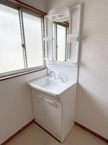 渡辺戸建【キャッシュバック対象物件】の独立洗面台|独立洗面台、小物を置くことができて便利です