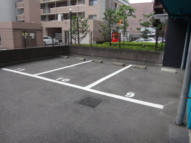 カスタリア西船橋の駐車場