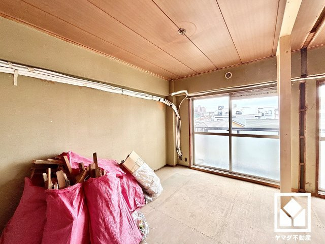 日商岩井夙川マンションの洋室|約5.1帖の洋室部分です。バルコニーにつながるお部屋で、通風・陽当たり良好。（リフォーム中の写真です）