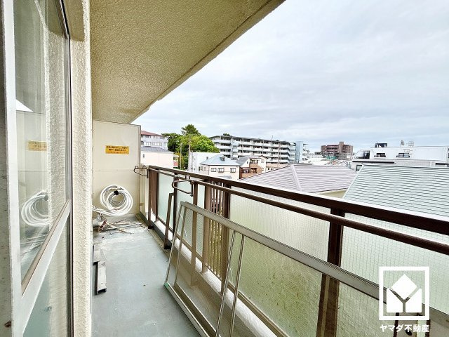 日商岩井夙川マンションのバルコニー|南向きバルコニーで陽当たり、風通し良好。物干し竿受け金具も備えており、お洗濯物をたっぷりと干すことができます。（リフォーム中の写真です）