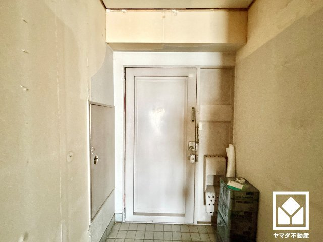日商岩井夙川マンションの玄関|玄関にはシューズボックスを設置予定。家族の靴もしっかり収納できるので、玄関がいつも片付き、気持ちよくお客様を迎えられます。（リフォーム中の写真です）